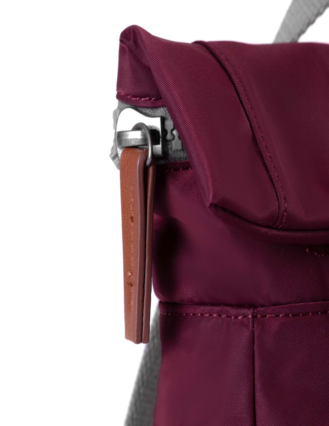 Mochila Roka Canfield B Small Sostenible Plum